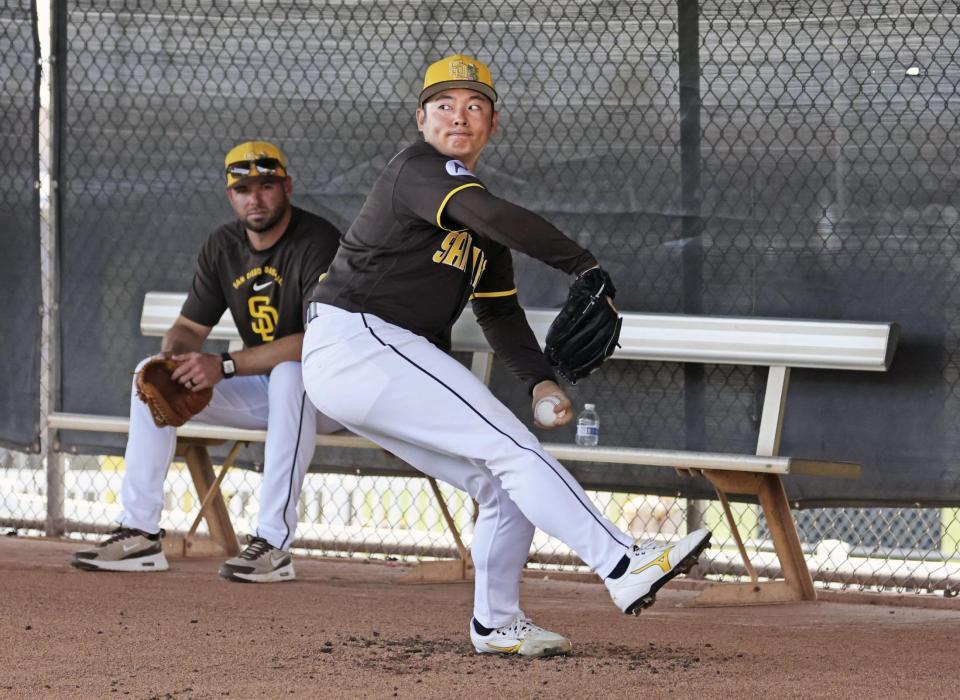 　ブルペンで投球練習するパドレス・松井＝ピオリア（共同）