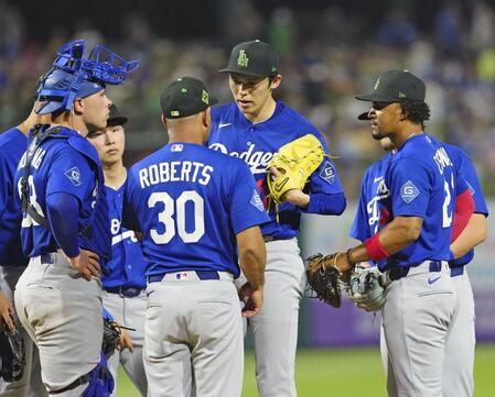 　ロイヤルズ戦の３回途中、ロバーツ監督（30）に降板を告げられるドジャース・佐々木（中央右）＝サプライズ（共同）