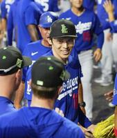 　ロイヤルズ戦の２回を投げ終え、ベンチで笑顔を見せるドジャース・佐々木＝サプライズ（共同）