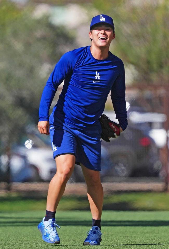 　キャッチボールの合間に笑顔を見せる山本（共同）