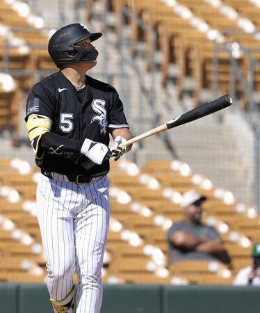 　５回、オープン戦初本塁打を放つ村上（共同）