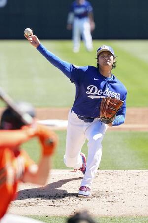 先発登板した大谷（共同）