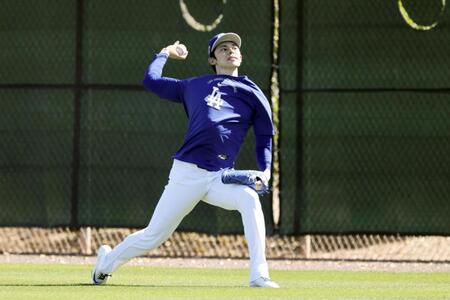 遠投する佐々木（共同）