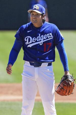 ２回、ジャイアンツのラモスのバットが飛んで驚く大谷（共同）