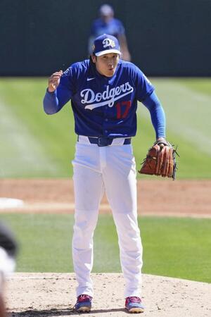 ２回、ジャイアンツのラモスのバットが飛んで驚く大谷（共同）