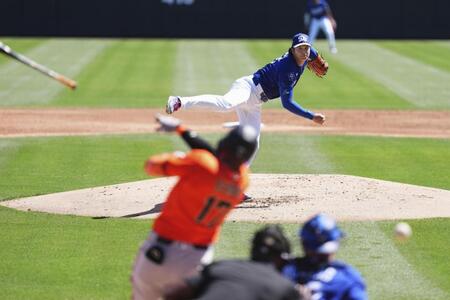 ２回、投球する大谷。打者ラモス（手前）のバットがスイングの勢いで飛んでしまった（共同）