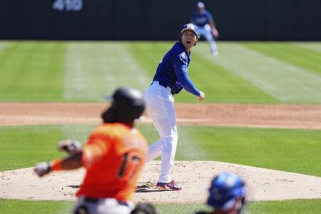 ２回、ジャイアンツのラモス（手前）のバットが飛んで驚く大谷（共同）