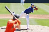 先発登板した大谷（共同）