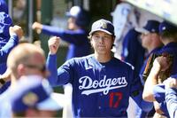 ５回途中で降板し、ベンチでチームメートに迎えられる大谷（共同）