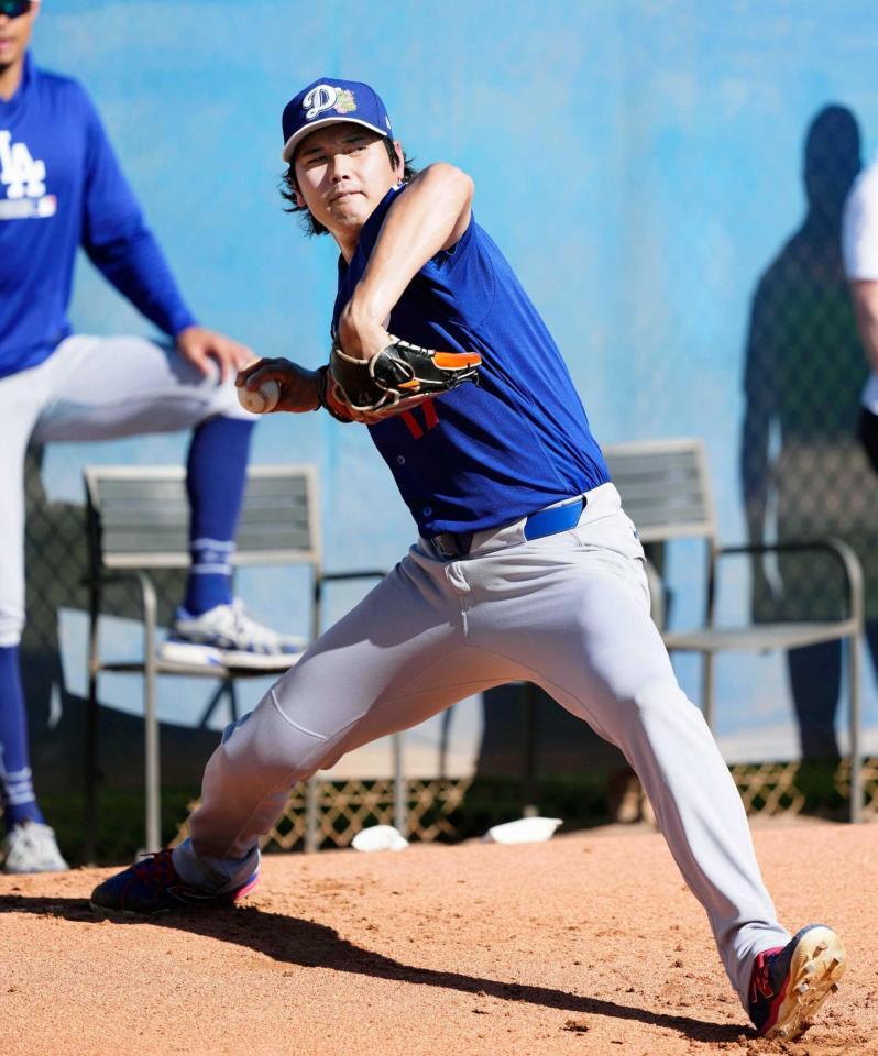 　ブルペンで投球練習するドジャース・大谷（共同）