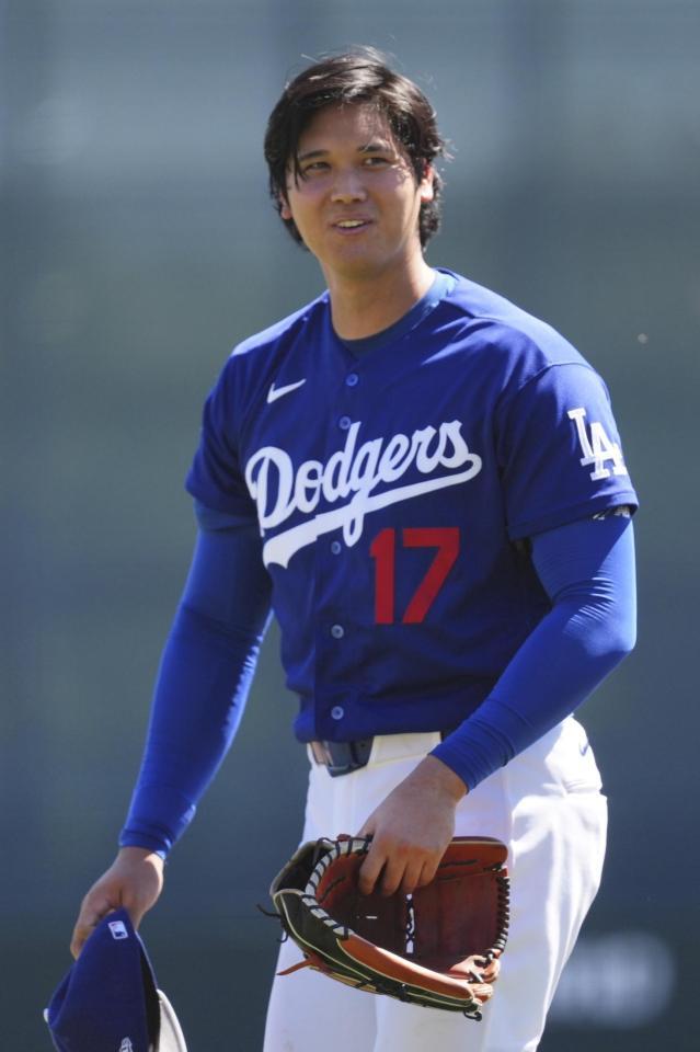 先発登板し、１回の投球を終え笑顔を見せる大谷（共同）