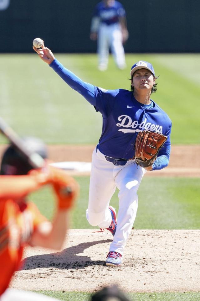 先発登板した大谷（共同）