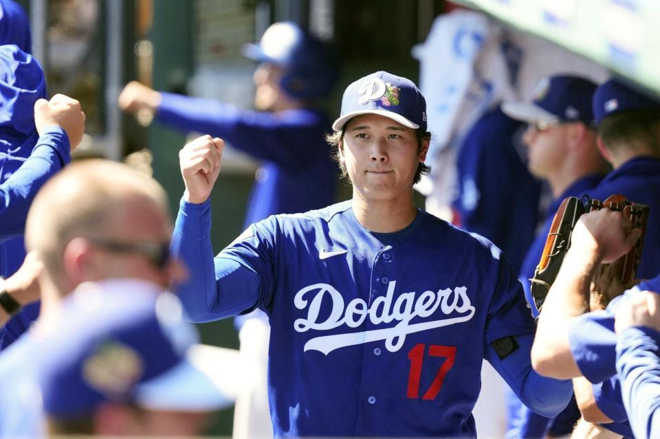 ５回途中で降板し、ベンチでチームメートに迎えられる大谷（共同）