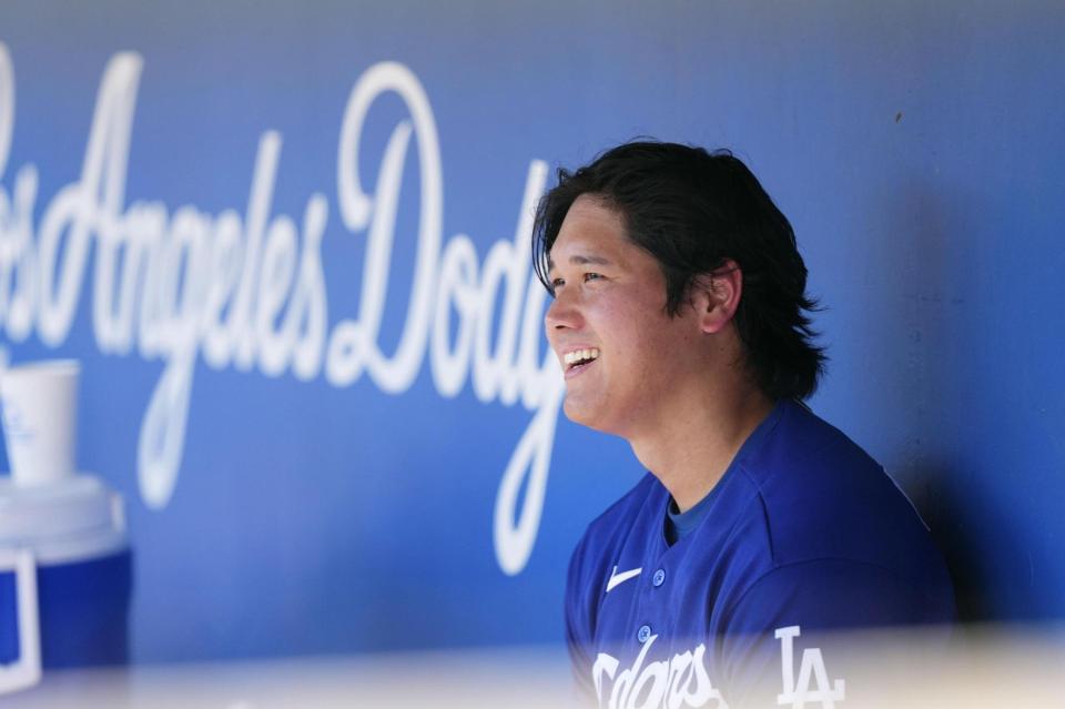 ５回途中で降板し、ベンチで笑顔を見せる大谷（共同）