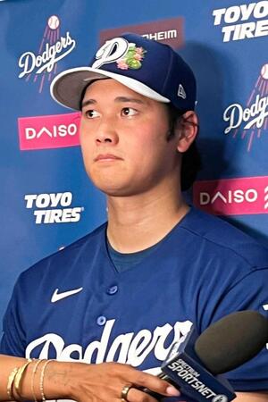 　オープン戦登板後、取材に応じるドジャースの大谷（共同）
