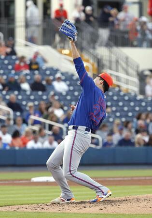 　アストロズ戦の３回、アルバレスの打球に反応するメッツ・千賀＝ウェストパームビーチ（共同）