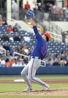 　アストロズ戦の３回、アルバレスの打球に反応するメッツ・千賀＝ウェストパームビーチ（共同）