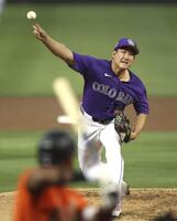 　ジャイアンツ戦に先発したロッキーズ・菅野＝スコッツデール（共同）