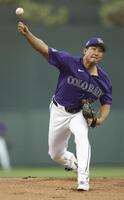 　ジャイアンツ戦に先発したロッキーズ・菅野＝スコッツデール（共同）