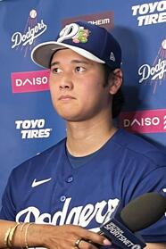 オープン戦登板後、取材に応じる大谷（共同）