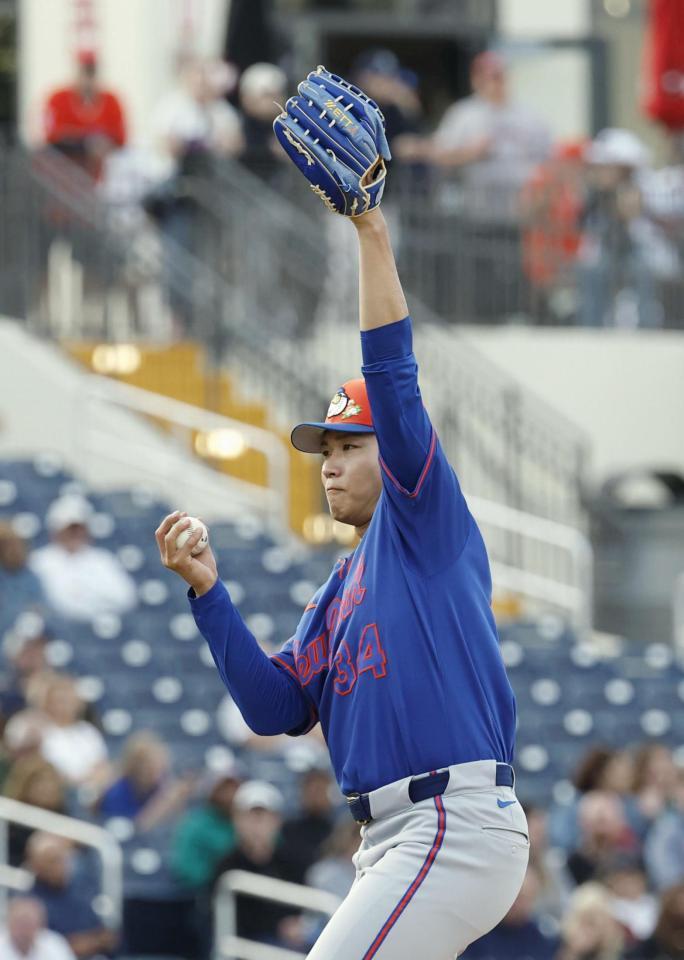 　アストロズ戦の３回、アルバレスの投ゴロを処理するメッツ・千賀＝ウェストパームビーチ（共同）