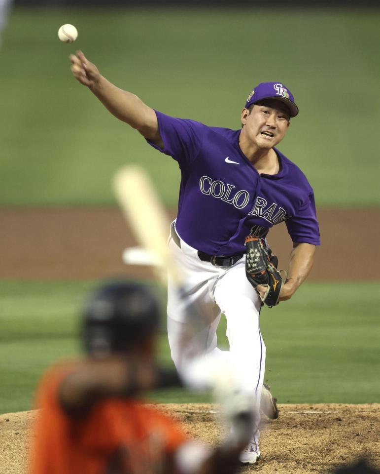 　ジャイアンツ戦に先発したロッキーズ・菅野＝スコッツデール（共同）