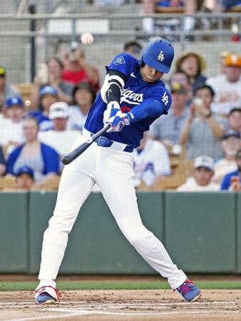 　パドレス戦の１回、三飛に倒れるドジャース・大谷＝グレンデール（共同）