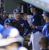 　パドレス戦の５回を投げ終え、大谷（右奥）らに迎えられるドジャース・山本＝グレンデール（共同）