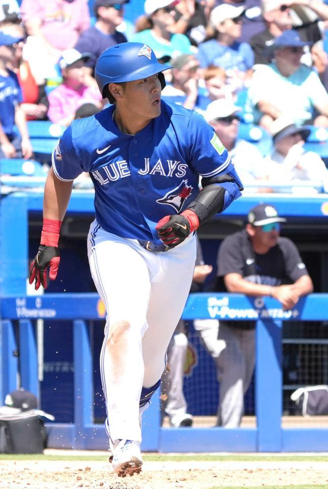 　５回、二塁打を放つブルージェイズ・岡本（共同）