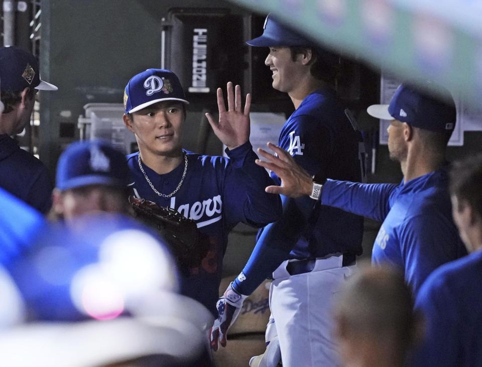 　パドレス戦の５回を投げ終え、大谷（中央）らに迎えられるドジャース・山本＝グレンデール（共同）