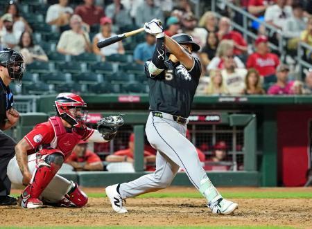 　レッズ戦の８回、右前打を放つホワイトソックス・村上＝グッドイヤー（共同）