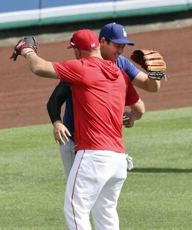 　試合前の練習で、エンゼルスのトラウト（手前）とあいさつを交わすドジャース・大谷＝アナハイム（共同）