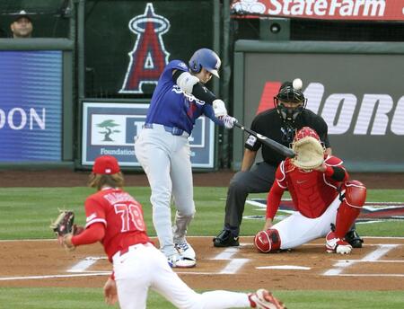 　エンゼルス戦の１回、中飛に倒れるドジャース・大谷＝アナハイム（共同）