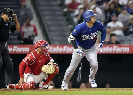 　エンゼルス戦の３回、３点二塁打を放つドジャース・大谷＝アナハイム（共同）