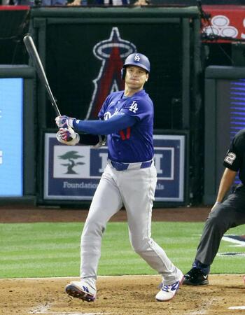 　エンゼルス戦の３回、３点二塁打を放つドジャース・大谷＝アナハイム（共同）