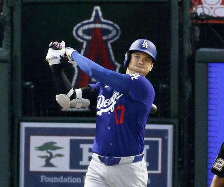 　エンゼルス戦の３回、３点二塁打を放つドジャース・大谷＝アナハイム（共同）