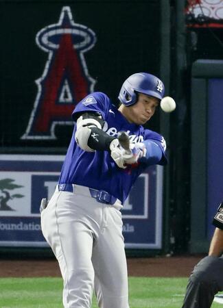 　エンゼルス戦の３回、３点二塁打を放つドジャース・大谷＝アナハイム（共同）