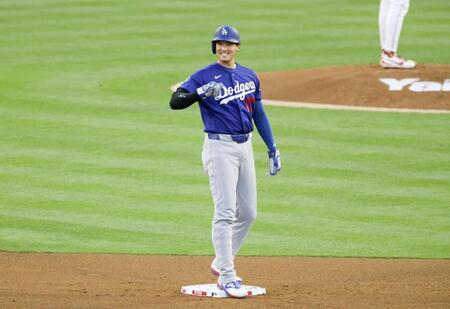 　エンゼルス戦の３回、四球で出塁しタッカーの四球で二進したドジャース・大谷＝アナハイム（共同）