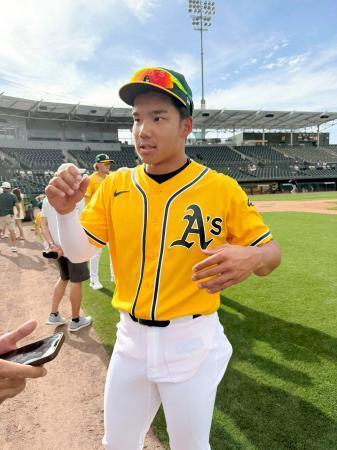 　若手有望株によるエキシビション試合「スプリング・ブレークアウト」のブルワーズ戦に出場後、取材に応じるアスレチックスとマイナー契約の森井翔太郎＝メサ（共同）