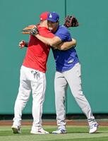 　試合前の練習で、エンゼルスのトラウト（左）とハグするドジャース・大谷＝アナハイム（共同）