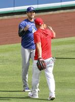 　試合前の練習で、エンゼルスのトラウト（手前）とあいさつを交わすドジャース・大谷＝アナハイム（共同）