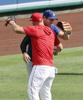 　試合前の練習で、エンゼルスのトラウト（手前）とあいさつを交わすドジャース・大谷＝アナハイム（共同）