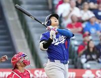 　エンゼルス戦の１回、中飛に倒れたドジャース・大谷＝アナハイム（共同）