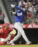 　エンゼルス戦の３回、３点二塁打を放つドジャース・大谷＝アナハイム（共同）