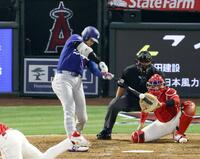 　エンゼルス戦の３回、３点二塁打を放つドジャース・大谷（提供・共同通信社）