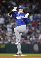 　エンゼルス戦の３回、３点二塁打を放ちポーズをとるドジャース・大谷＝アナハイム（共同）