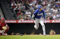 　エンゼルス戦の３回、３点二塁打を放ち駆け出すドジャース・大谷＝アナハイム（共同）