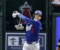 　エンゼルス戦の３回、３点二塁打を放つドジャース・大谷＝アナハイム（共同）