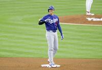 　エンゼルス戦の３回、四球で出塁しタッカーの四球で二進したドジャース・大谷＝アナハイム（共同）