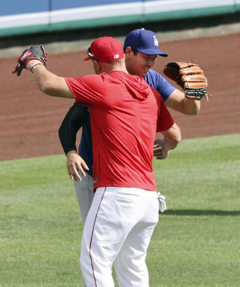 　試合前の練習で、エンゼルスのトラウト（手前）とあいさつを交わすドジャース・大谷＝アナハイム（共同）